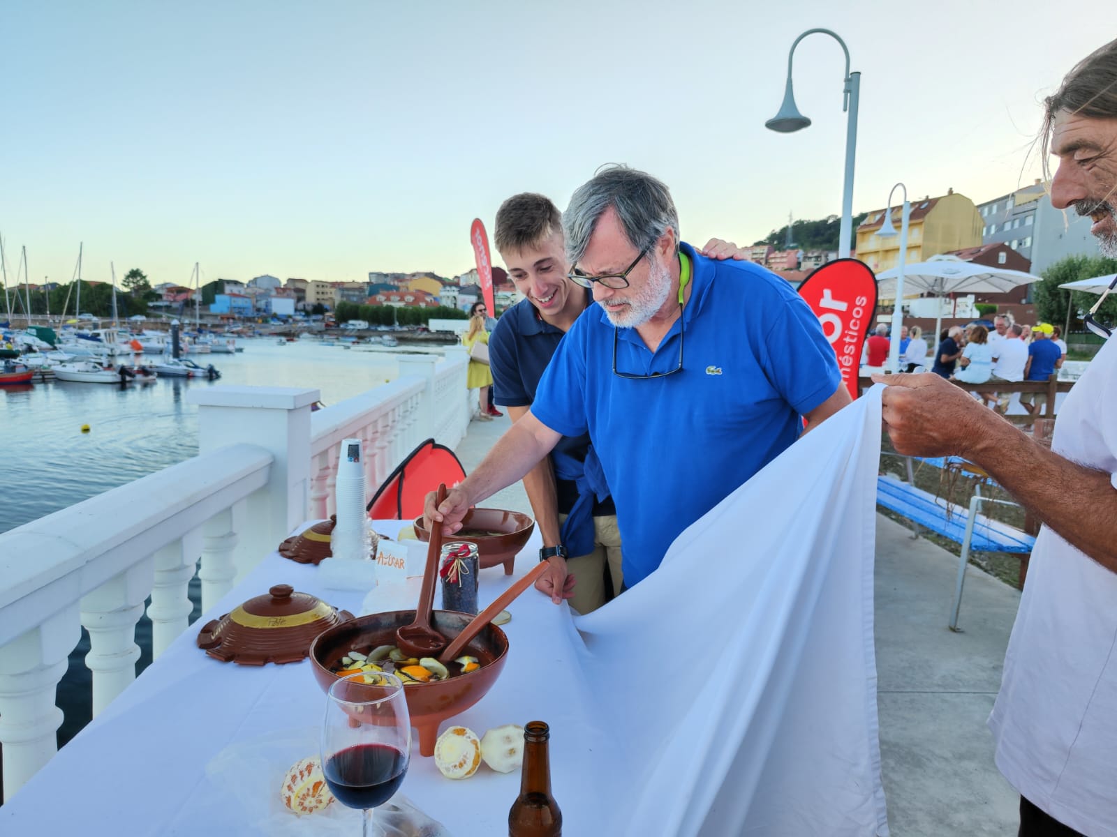 Durante o xantar de socios celebrada o pasado 14 de setembro fixemos entrega dun pequeno detalle os nosos compañeiros mariñeiros xubilados, aos que lles desexamos disfruten desta nova etapa.